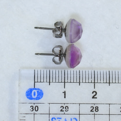 （獨一無二的物品）白色貝殼和紫水晶耳釘（8 毫米，鈦耳釘） 第5張的照片