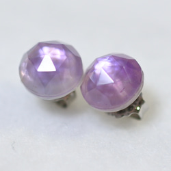 （獨一無二的物品）白色貝殼和紫水晶耳釘（8 毫米，鈦耳釘） 第3張的照片