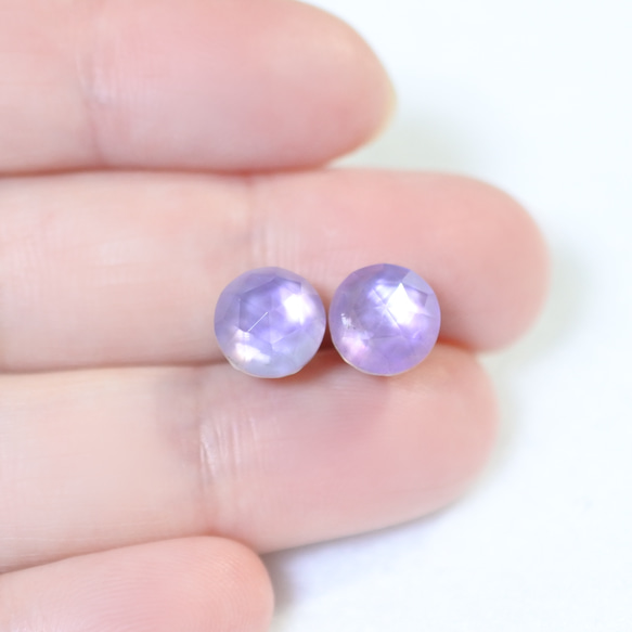 （獨一無二的物品）白色貝殼和紫水晶耳釘（8 毫米，鈦耳釘） 第4張的照片