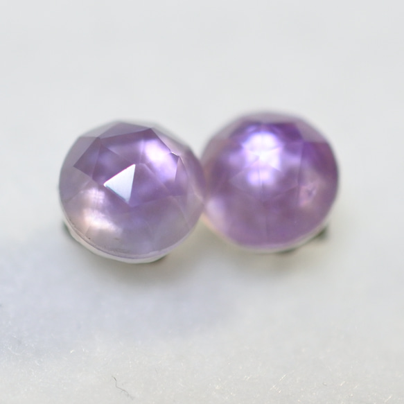 （獨一無二的物品）白色貝殼和紫水晶耳釘（8 毫米，鈦耳釘） 第2張的照片