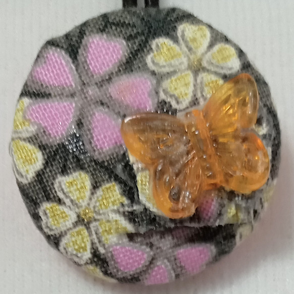 ハンドメイド くるみボタン ヘアゴム かわいい キュート お花 いっぱい 蝶々 ブラック 2枚目の画像