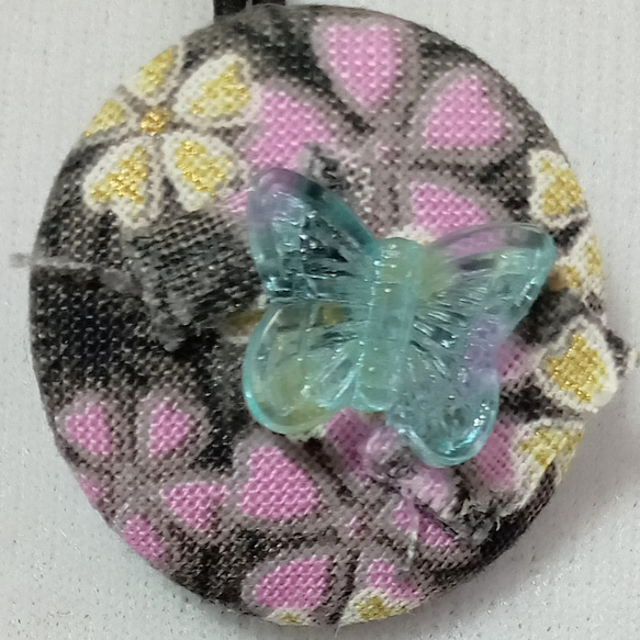 ハンドメイド くるみボタン ヘアゴム かわいい キュート お花 いっぱい 蝶々 ブラック 3枚目の画像