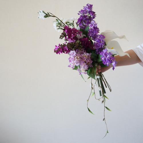 おしゃれ花嫁に人気のモーヴカラーを細かく束ねたライラックブーケ