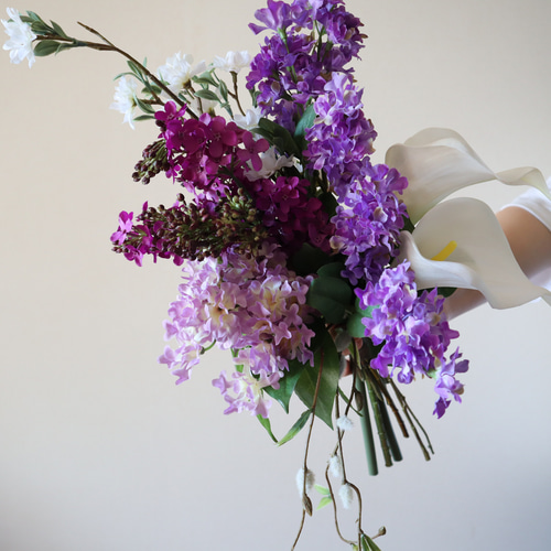 おしゃれ花嫁に人気のモーヴカラーを細かく束ねたライラックブーケ