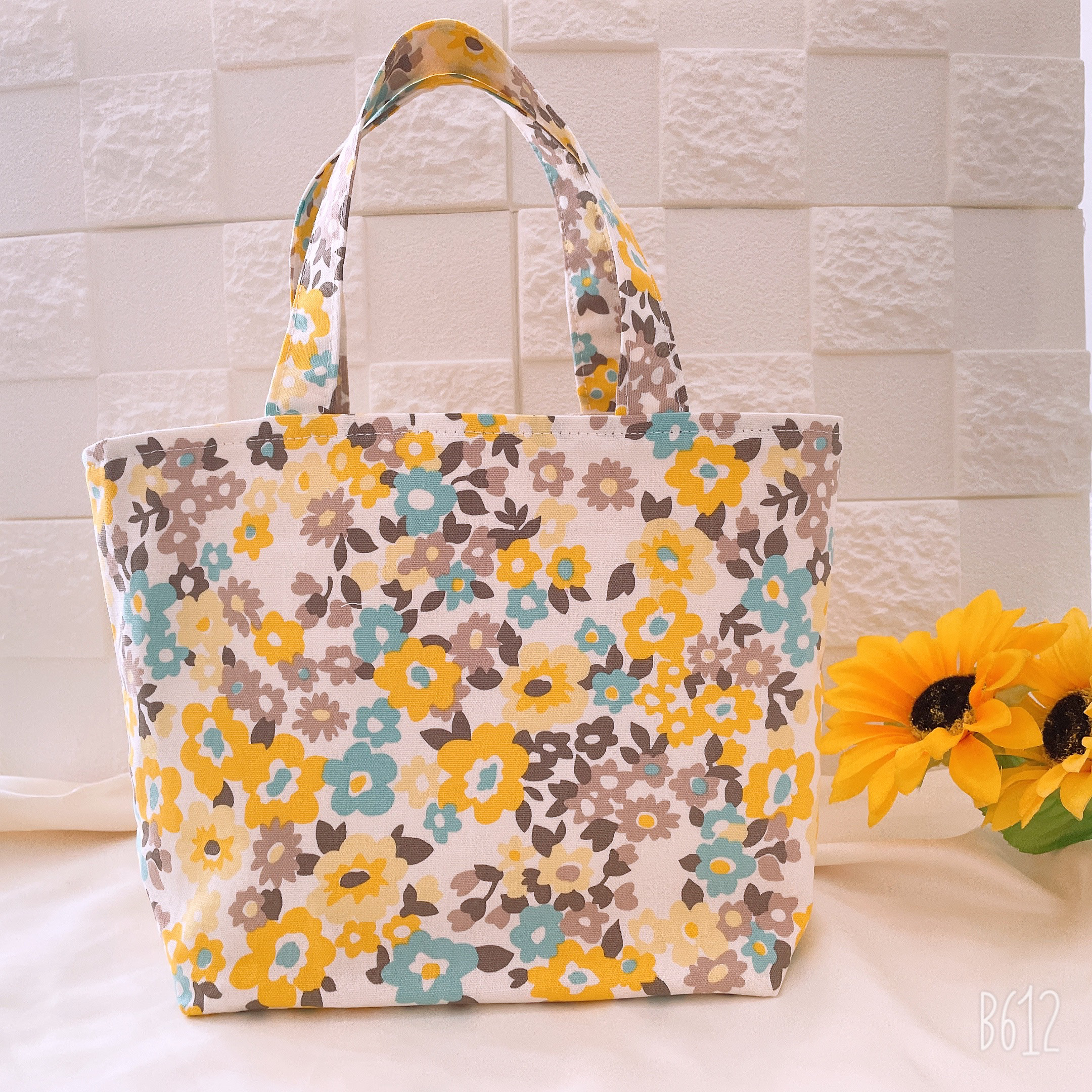 カラフルお花とキラキラ花瓶が可愛い！トートバッグ 夏のお花のトートバッグ | Floral*Art