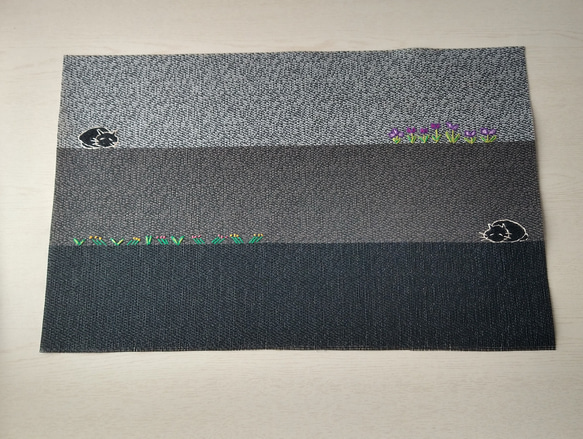 黒猫と花壇の手刺繍ランチョンマット 2枚目の画像