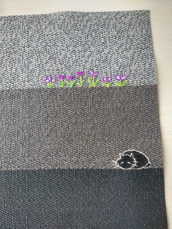 黒猫と花壇の手刺繍ランチョンマット 3枚目の画像