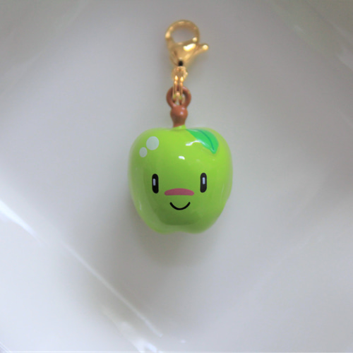 りんごの置物　リチャード・ラカム作　スウェーデン 受注後製作】ちりちりかわいいフルーツ鈴チャーム 青りんご