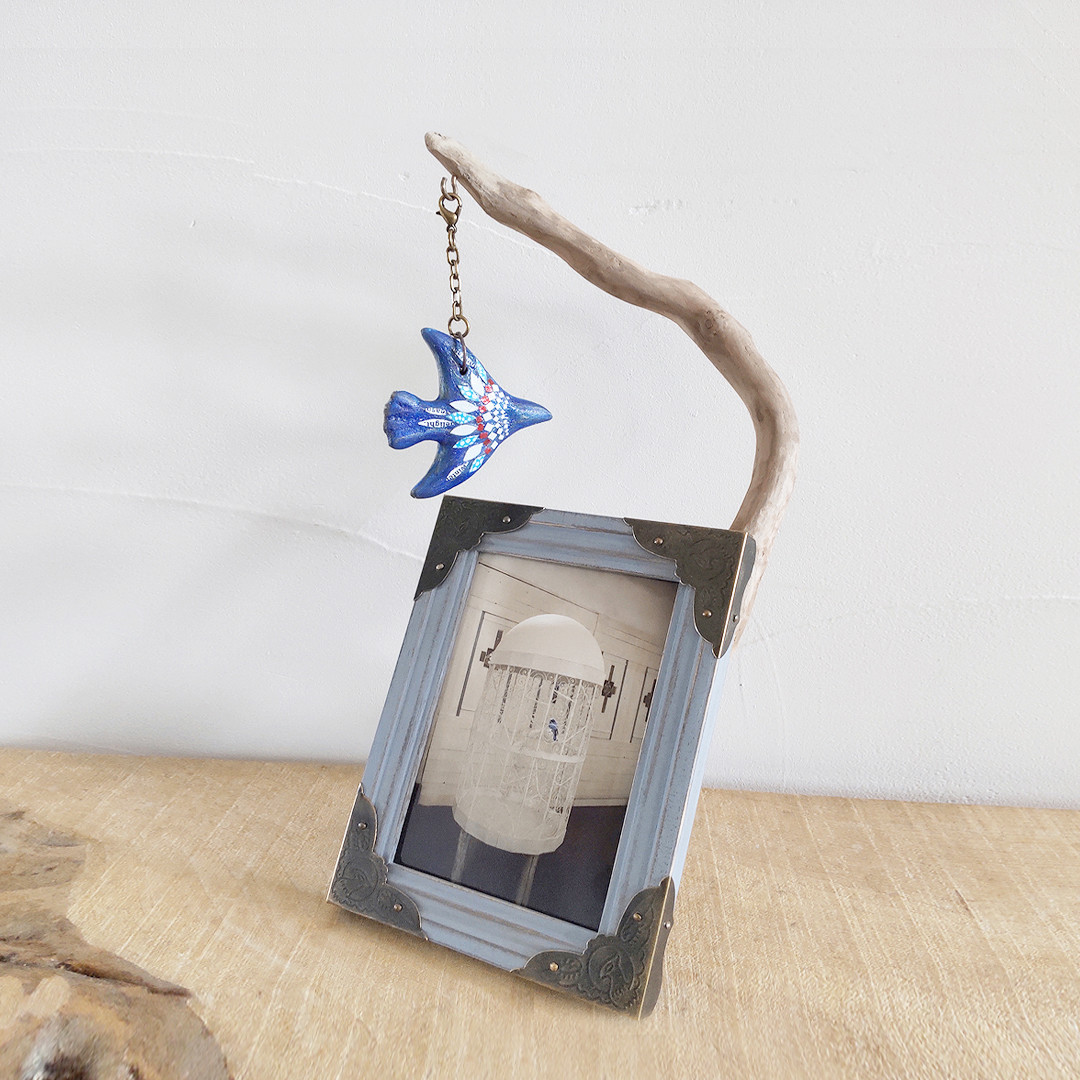 晴れやかブルー2025「鳥かご」青い鳥チャーム付き 流木 額アート【受注制作】