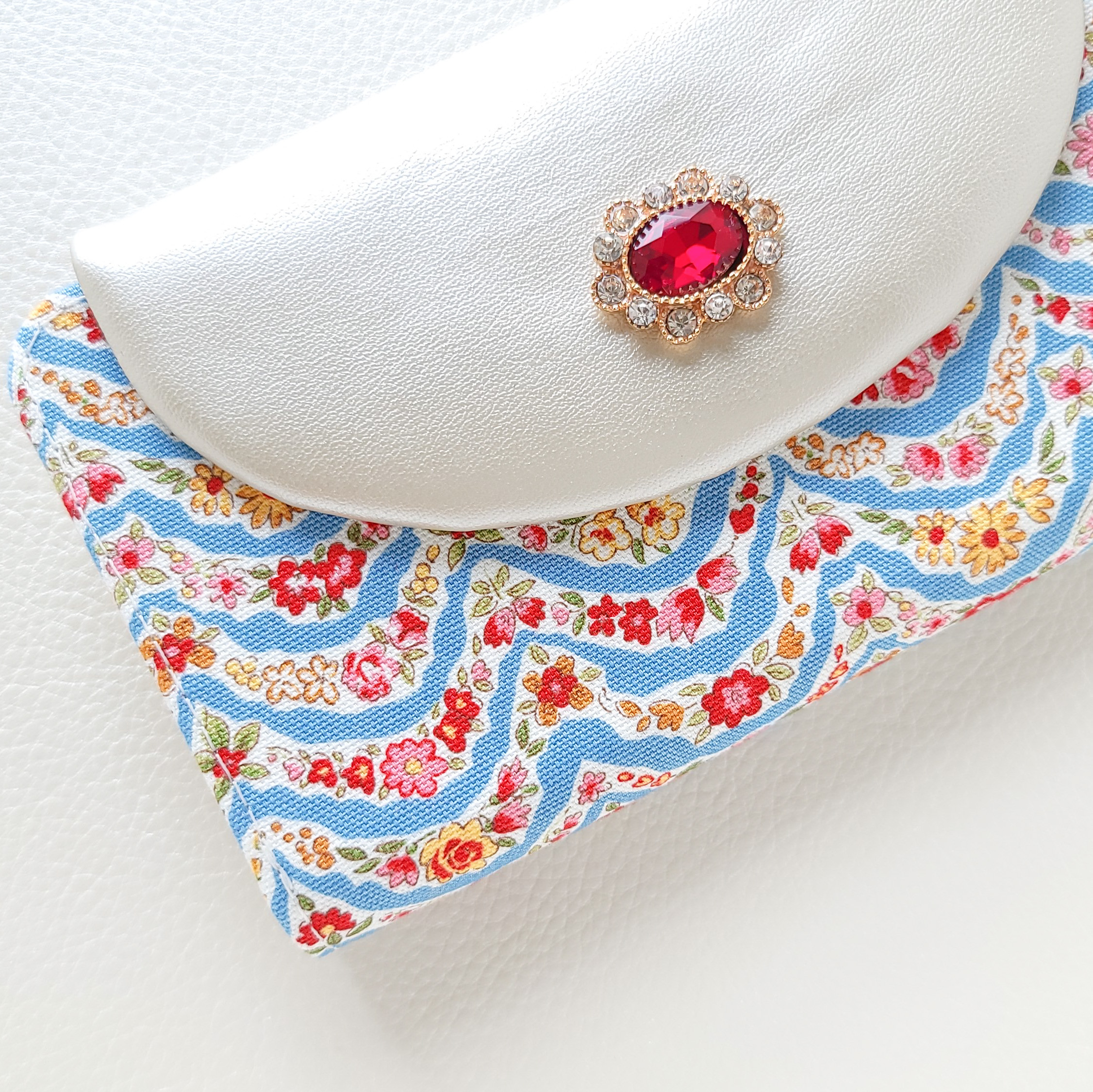 キラキラビジューとウキウキ小花 手帳型 スマホケース