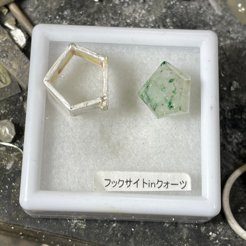 フックサイトインクォーツ,美しいインクルージョンの鉱物図鑑