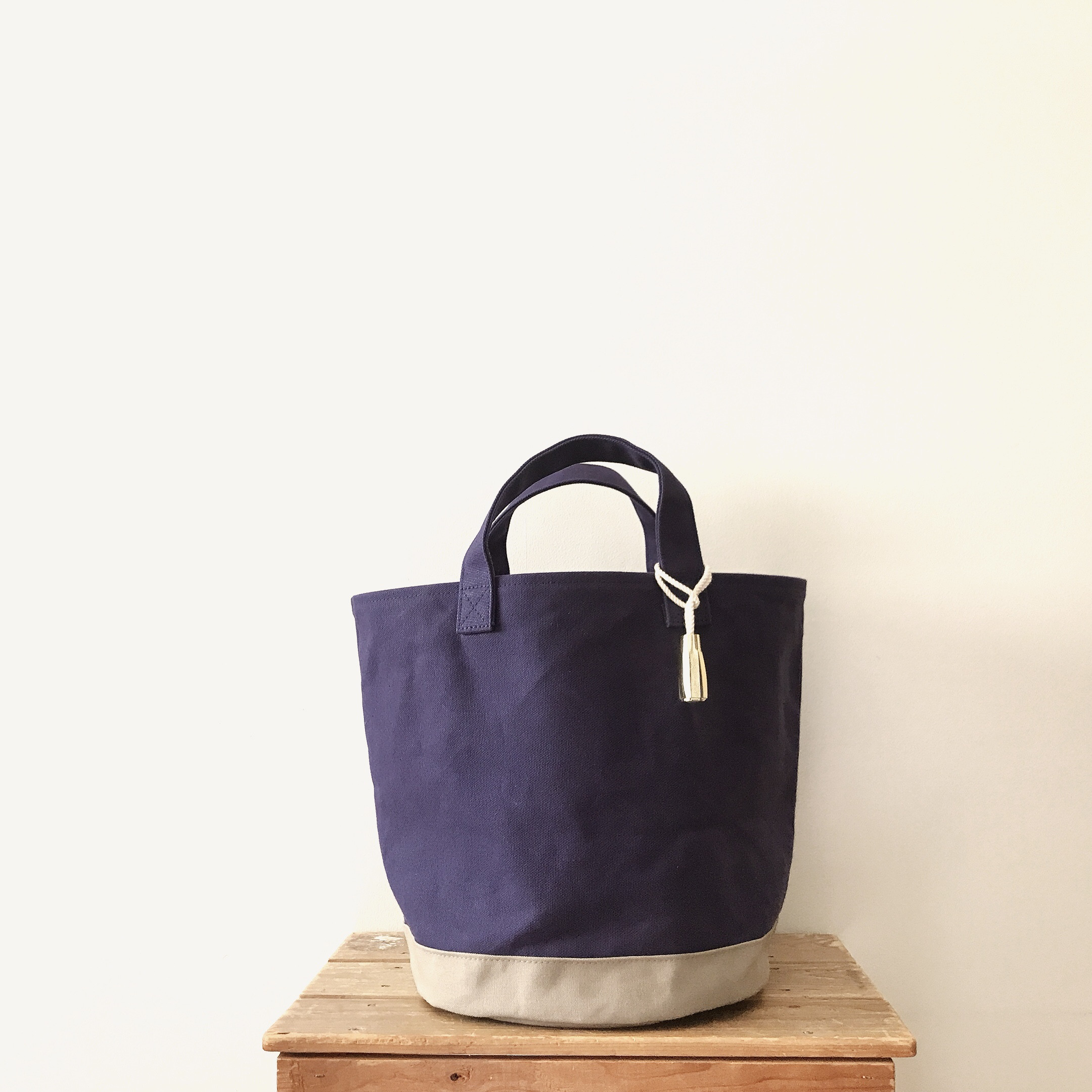 ［L］マルシェカゴのような帆布のバケツトート  ネイビー×グレージュ
