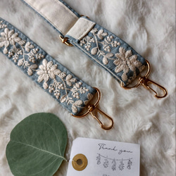 【最長120㌢】インド刺繍リボンのストラップ　スマホショルダー　ライトブルーフラワー 3枚目の画像