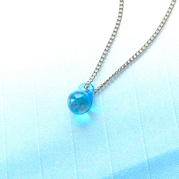 雨だれのネックレス　／　青　ガラス　ドロップ　アメリカ製　ランプワーク 　 2枚目の画像