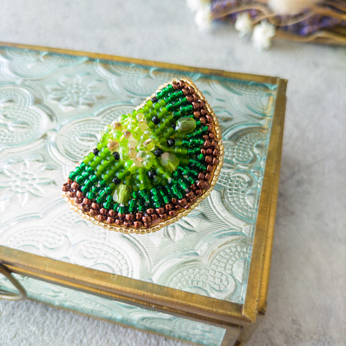 キウイのブローチ｜ビーズ刺繍アクセサリー ブローチ kana-buhi 通販