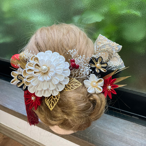 成人式髪飾り つまみ細工 結婚式 打ち掛け 赤 白 黒 ゴールド 金