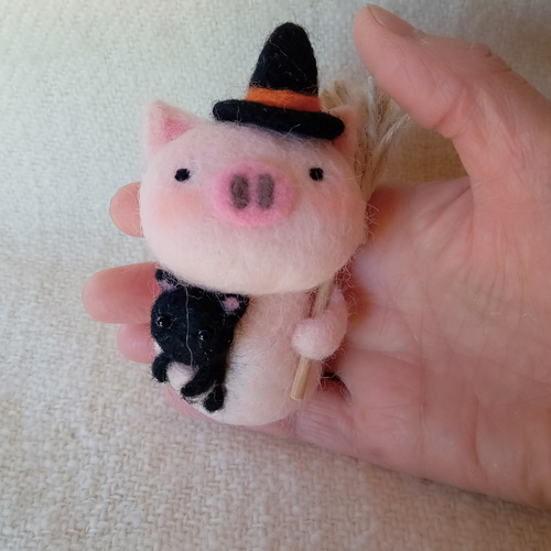 ハロウィンだから〜魔女になったぶたちゃん 羊毛フェルト Mt.maru