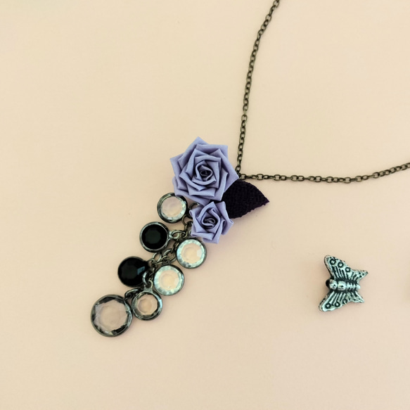 ミニ薔薇のアンティーク風ネックレス(紫・正絹・つまみ細工) 3枚目の画像