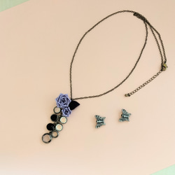 ミニ薔薇のアンティーク風ネックレス(紫・正絹・つまみ細工) 1枚目の画像