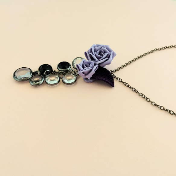 ミニ薔薇のアンティーク風ネックレス(紫・正絹・つまみ細工) 4枚目の画像