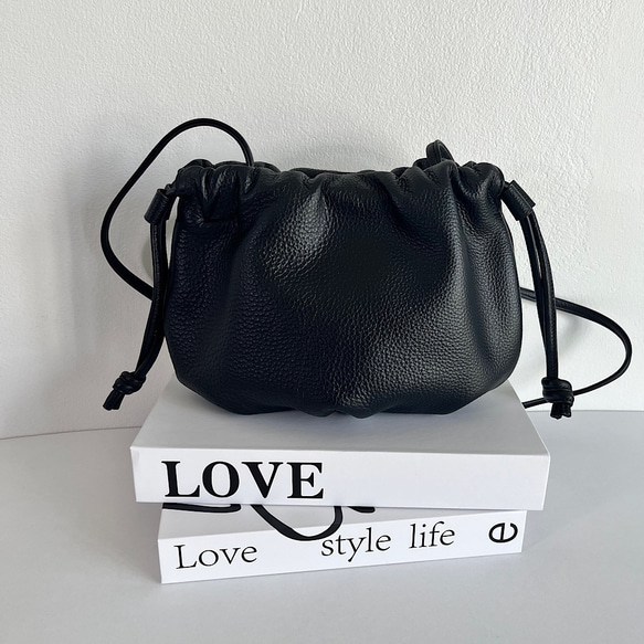 名入れ無料　本革　巾着　ショルダーバッグ　本革名入れキーホルダー付き 1枚目の画像