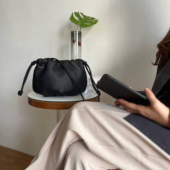 名入れ無料　本革　巾着　ショルダーバッグ　本革名入れキーホルダー付き 8枚目の画像