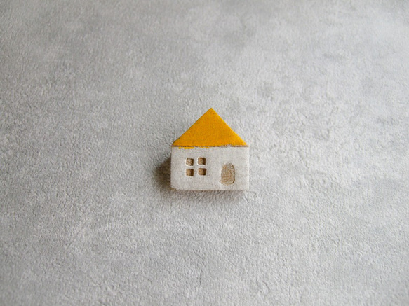 黄色いさんかく屋根のおうちのブローチ　white　小さな白いお家 1枚目の画像
