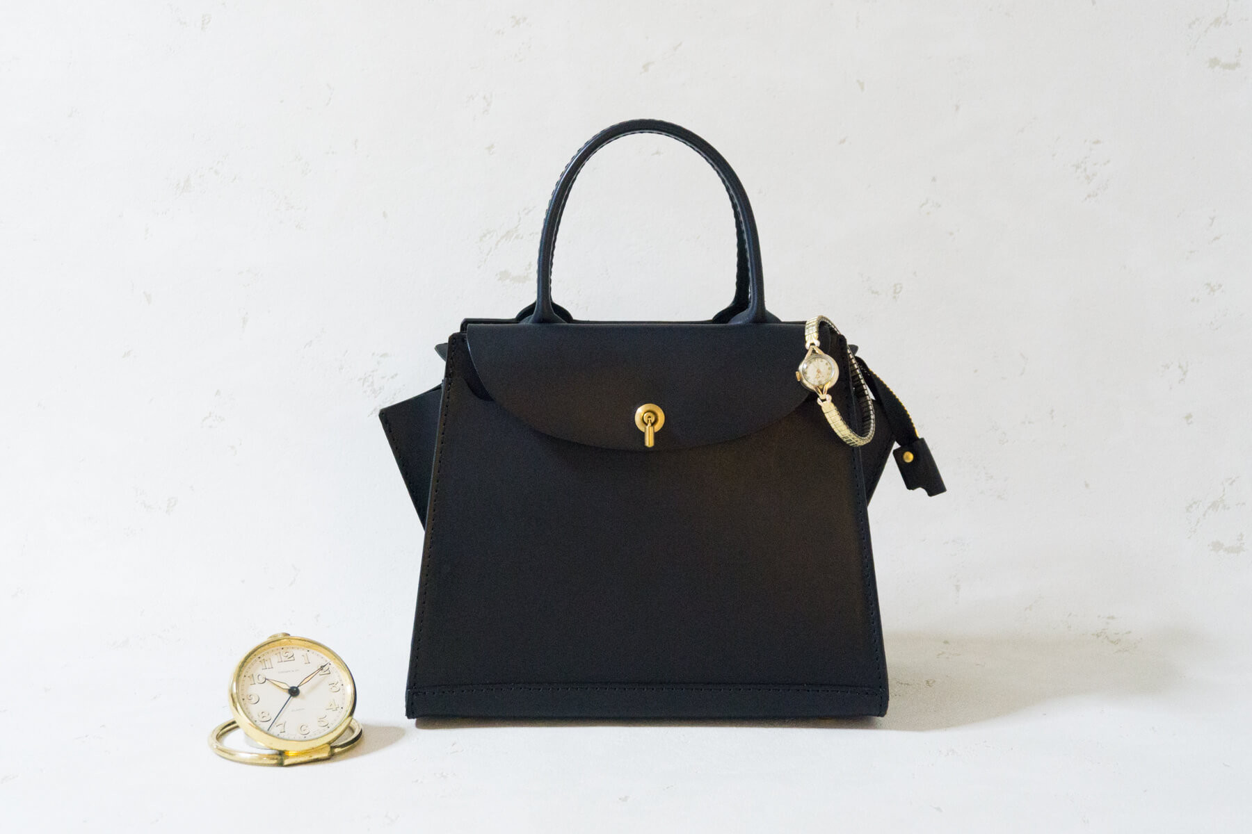 【個性的なフォルムが華やかで可愛いレディースバッグ】CLIENE“底鋲付きモデル” ハンドバッグ nbl-1V 69,850円