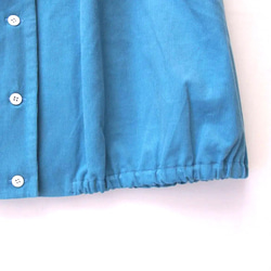 小さな襟ぐりのボーイッシュなノーカラーシャツ/ ブルー細コーデュロイ 4枚目の画像