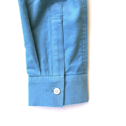 小さな襟ぐりのボーイッシュなノーカラーシャツ/ ブルー細コーデュロイ 3枚目の画像