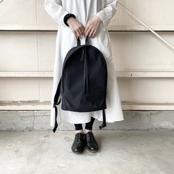 【クリーマ限定】ブラック　zipbag付き　モノリス　PCポケット付きの大きめのリュック　２サイズ展開　ナイロン　 4枚目の画像