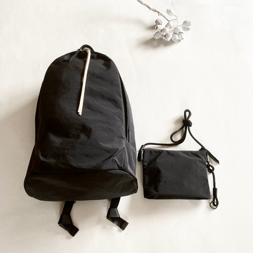 黒いナイロンリュック・ジッパーポケット付き クリーマ限定】ブラック zipbag付き モノリス PCポケット付きの