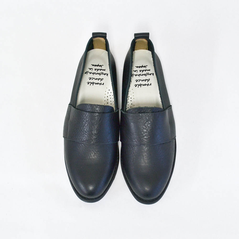 甲ベルトフラットシューズ(Black）