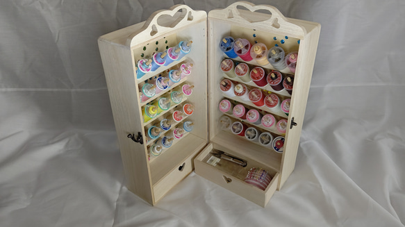 ミシン糸+ ボビン50個収納 便利な糸立て 裁縫箱 ソーイングボックス