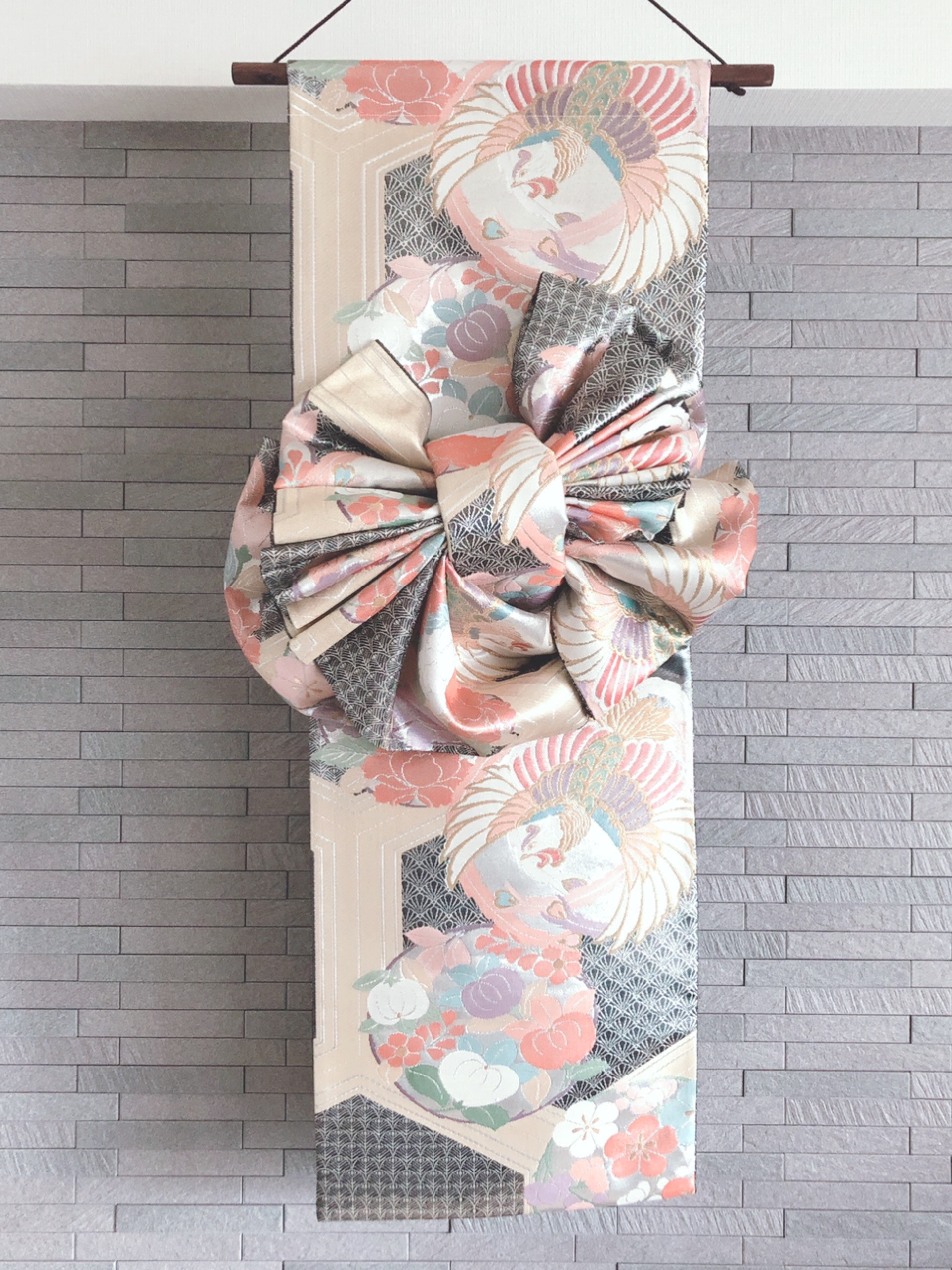 帯をリメイクした飾り結びのあるタペストリー 帯をリメイクした飾り結びのあるタペストリー その他インテリア