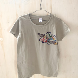 【送料無料】レディースTシャツLサイズ/手染め紅型のヨシノボリ/ベージュグレー 1枚目の画像