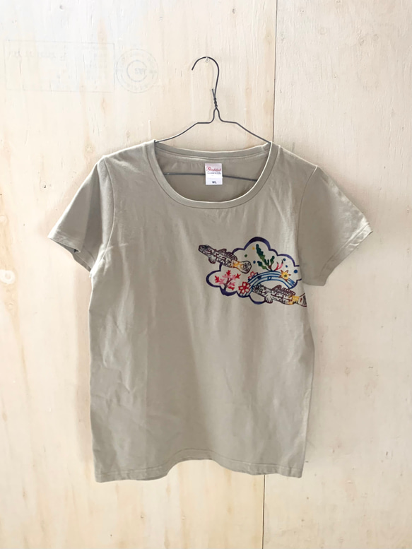 【送料無料】レディースTシャツLサイズ/手染め紅型のヨシノボリ/ベージュグレー 1枚目の画像