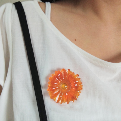 ガーベラ（オレンジ）のブローチ / レジン / 花 / 秋 / 敬老の日