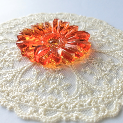 ガーベラ（オレンジ）のブローチ / レジン / 花 / 秋 / 敬老の日