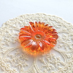 ガーベラ（オレンジ）のブローチ / レジン / 花 / 秋 / 敬老の日