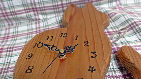 ◇◆プレゼントにピッタリ！手作りの木製壁掛けネコ時計 おすまし猫 お好きな名前入れます！ 2枚目の画像