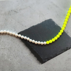 【リニューアル再販】【ネオンカラーdeパールネックレス】6mmパール×イエロー　バイカラー 3枚目の画像