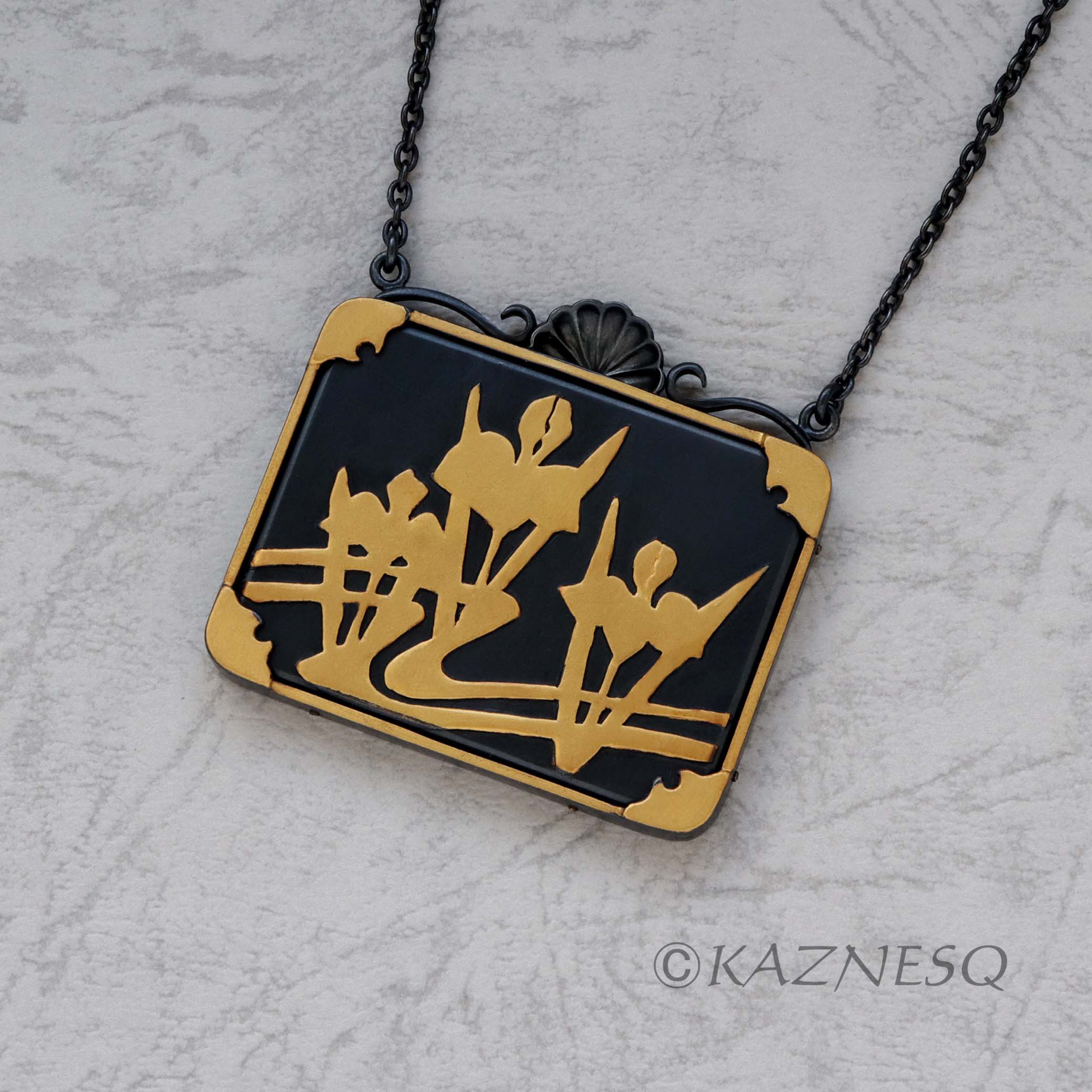 アヤメのモチーフの金と黒のアートネックレス