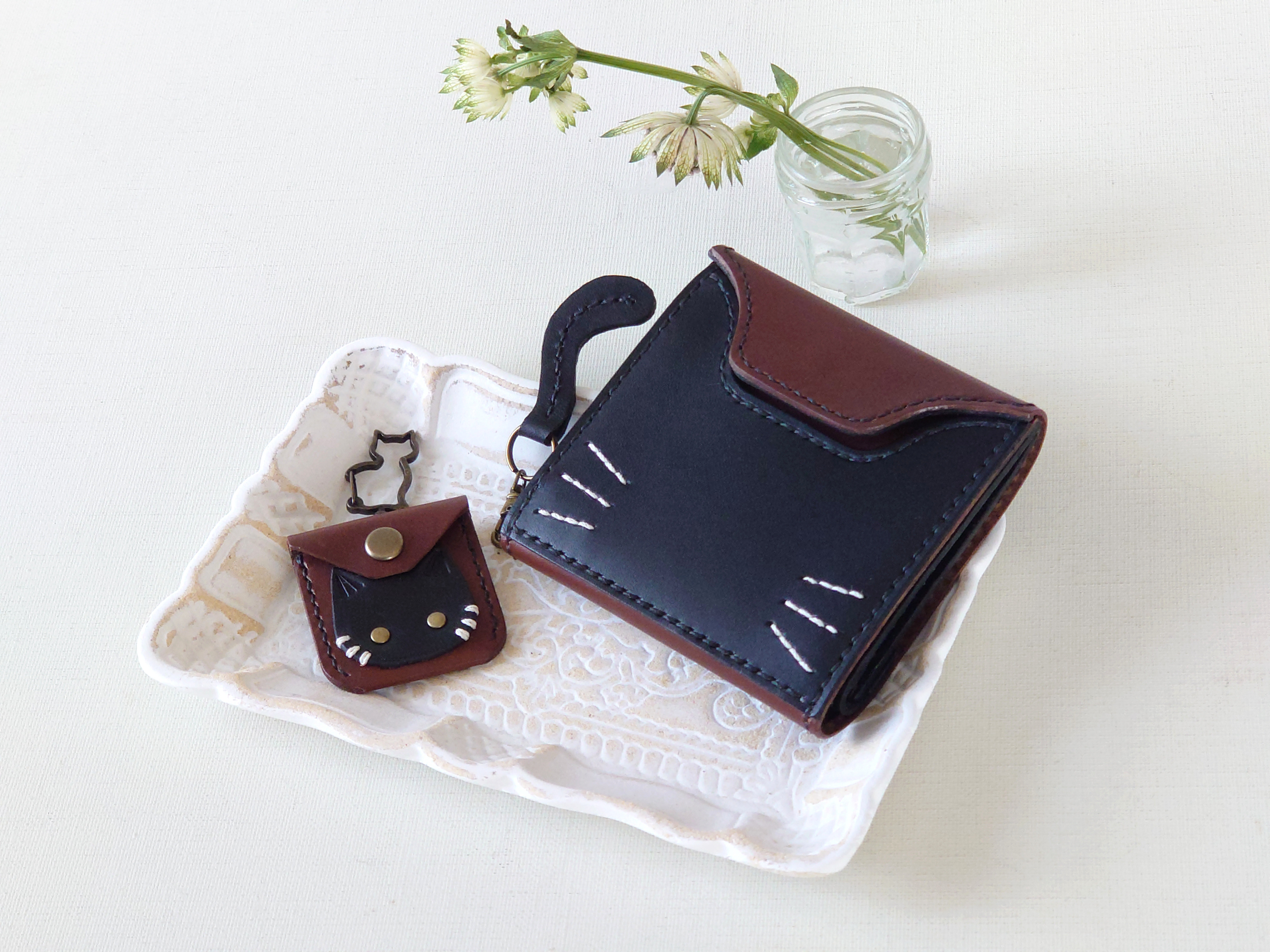 名入れ】チョコ×黒【革にゃんこ】カードが入る小さな革財布&ちび