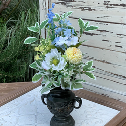 お仏壇の花立に立てる花束タイプの仏花です。 ご自宅の花立に挿していただけます。 4枚目の画像