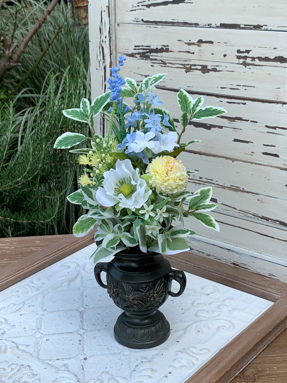 お仏壇の花立に立てる花束タイプの仏花です。 ご自宅の花立に挿していただけます。 4枚目の画像