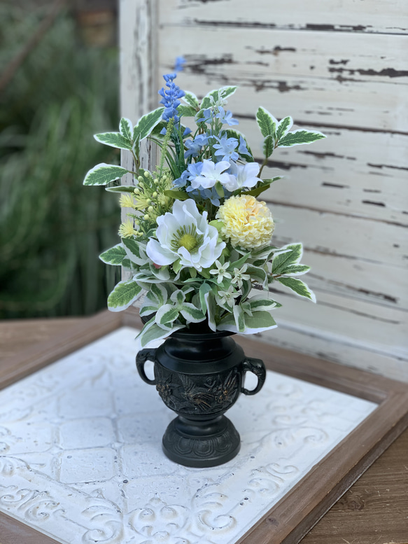 お仏壇の花立に立てる花束タイプの仏花です。 ご自宅の花立に挿していただけます。 5枚目の画像