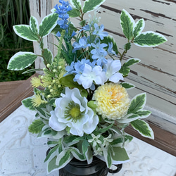 お仏壇の花立に立てる花束タイプの仏花です。 ご自宅の花立に挿していただけます。 3枚目の画像