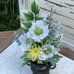 お仏壇の花立に立てる花束タイプの仏花です。 ご自宅の花立に挿していただけます。 1枚目の画像