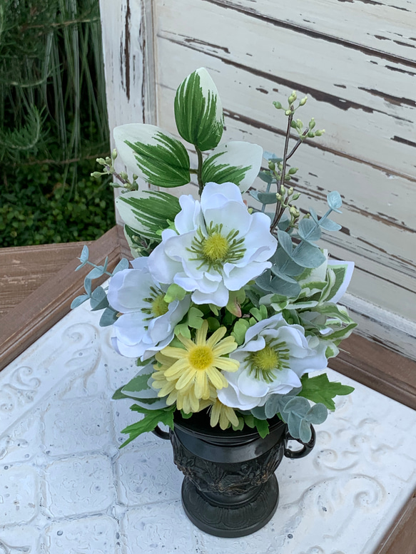 お仏壇の花立に立てる花束タイプの仏花です。 ご自宅の花立に挿していただけます。 1枚目の画像